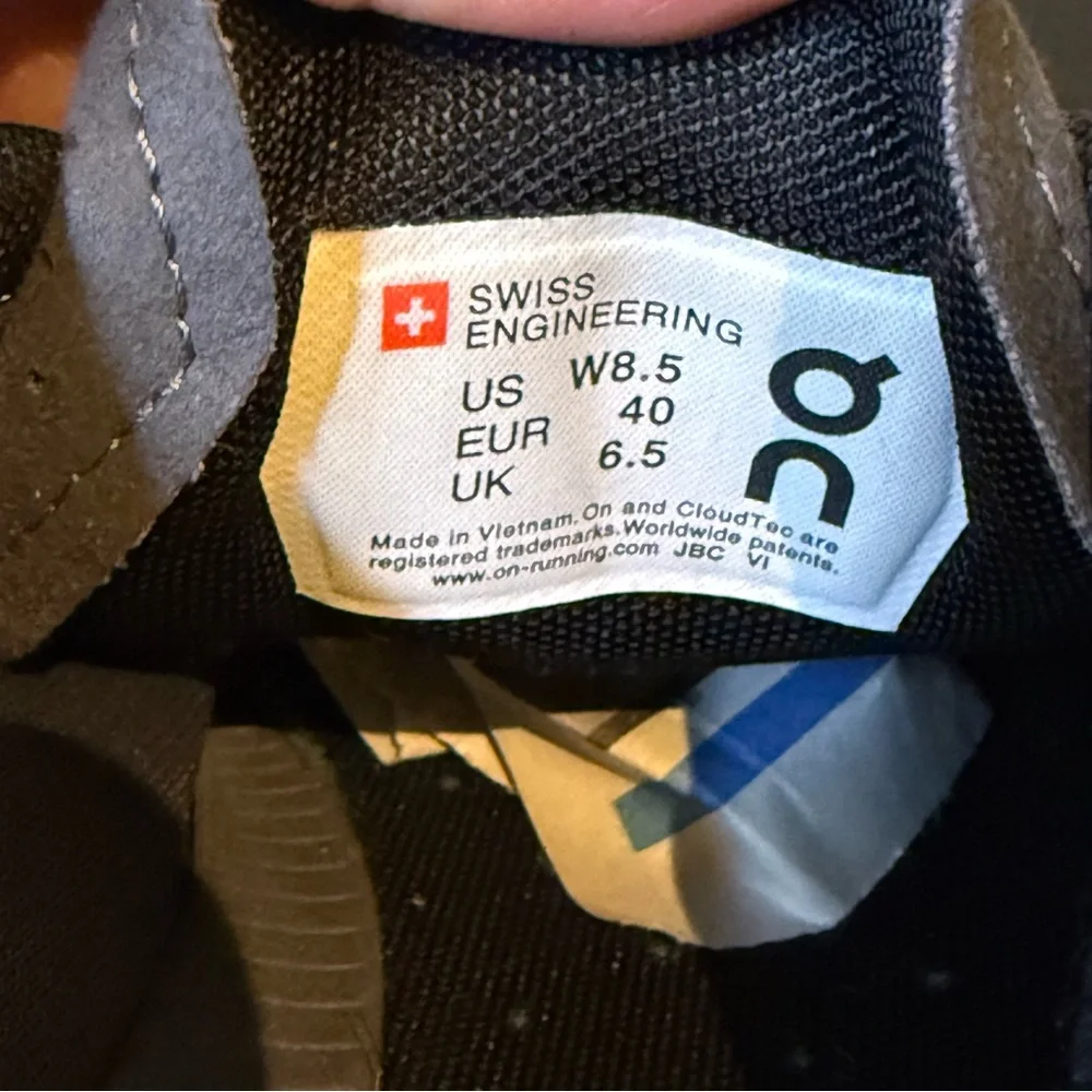 On Running Women's Black, White and Gold pink Athletic Shoes 8.5 - Picture 5 of 8